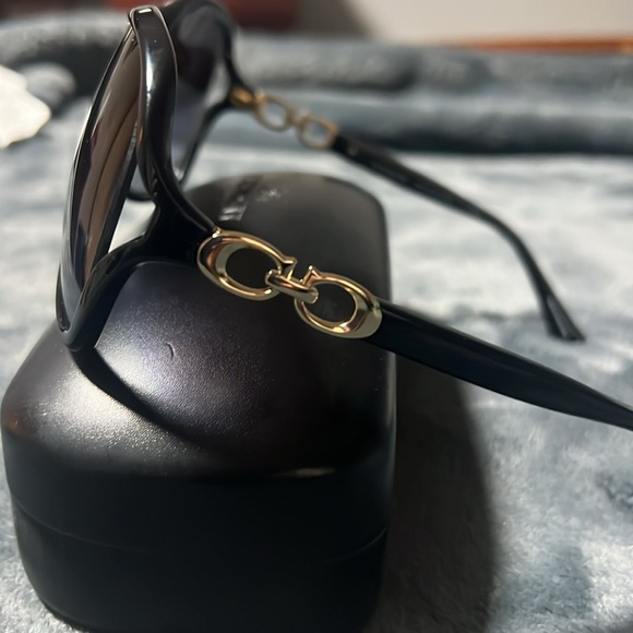 Women’s Coach kissing C’s black sunglasses - Picture 2 of 5